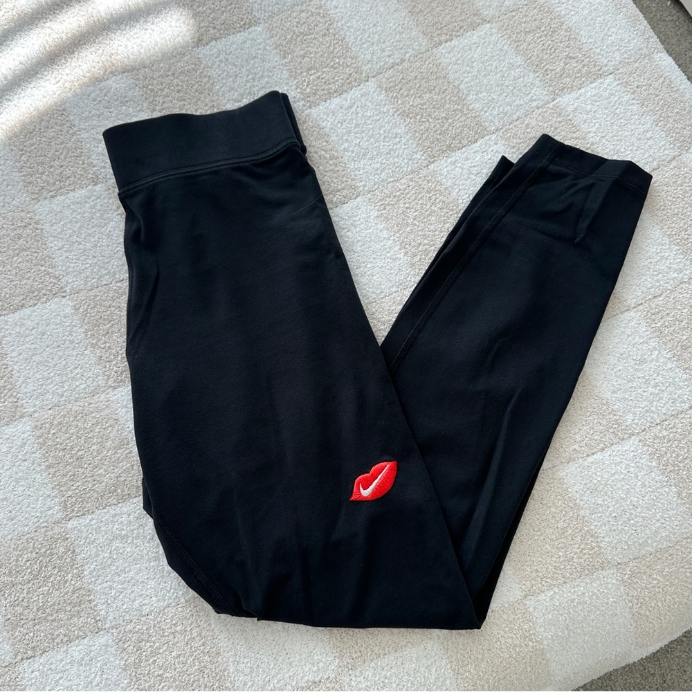 Nike Valentine’s Day Heart Lips Leggings
